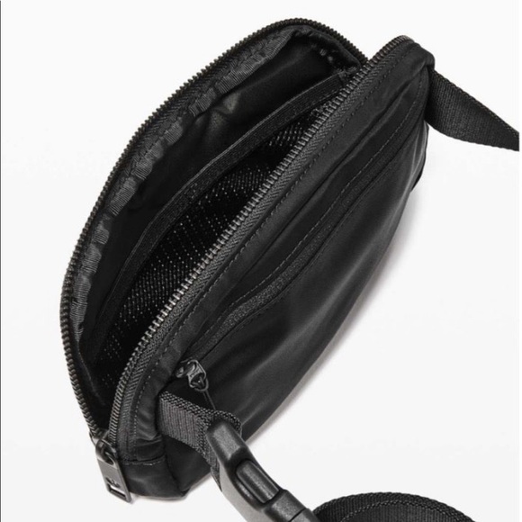 LAST ONE NWT Lululemon Everywhere Belt Bag in matte black Rare - Picture 8 of 10